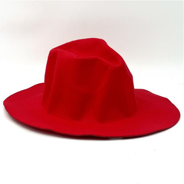 כובע קטיפה אדום