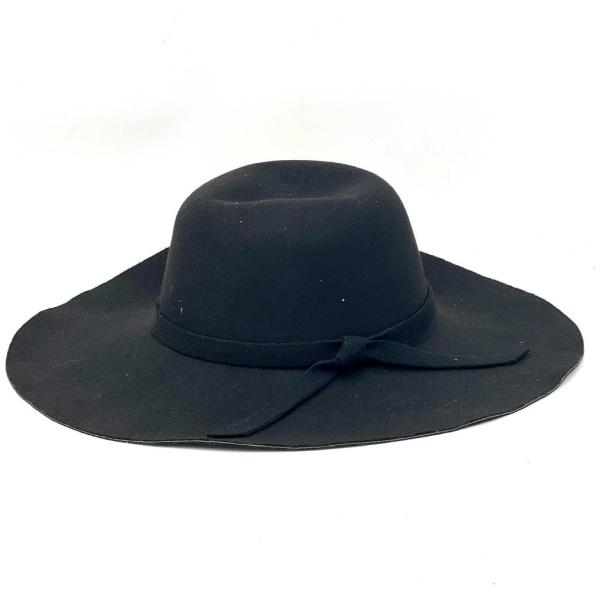 כובע קטיפה שחור