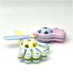 רעשן כף יד עם כדור כדורגל